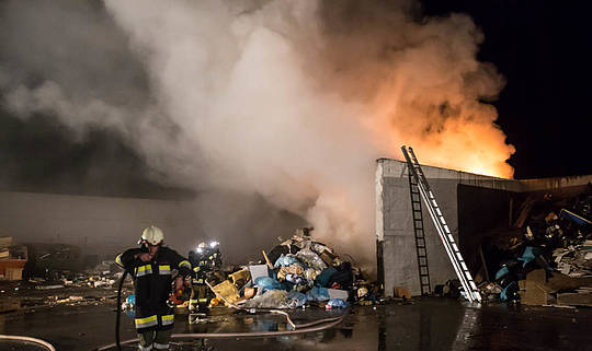 Großbrand auf Mülldeponie