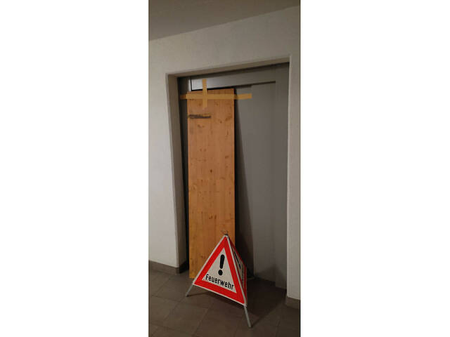 Person in Aufzug eingeschlossen